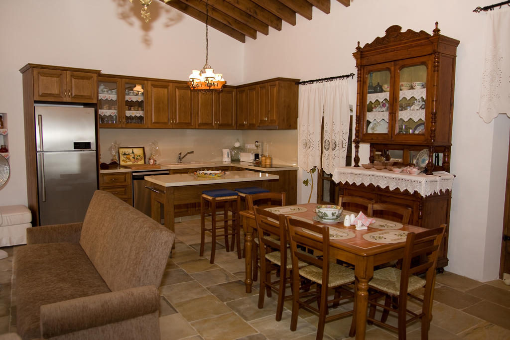 Xenios Cottages Лофу Стая снимка